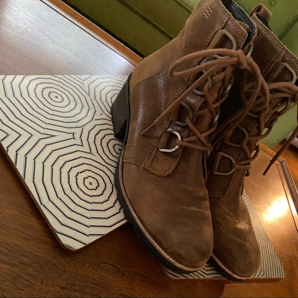 Sorel Lace Up Cate Boots 7.5